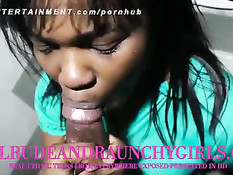 Негр отшлёпал своим длинным членом девку и вставил его ей в ротик