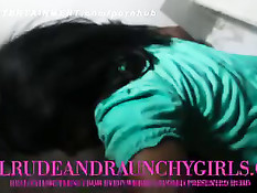 Негр отшлёпал своим длинным членом девку и вставил его ей в ротик