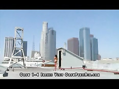 Красивая мулаточка натирала на крыше кожу средством для загара