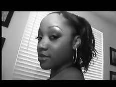 Симпатичная мулатка в короткой юбочке трясёт задницей в стрингах