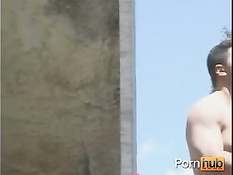 Брюнетка любит делать минет и глотать сперму в окружении цветов