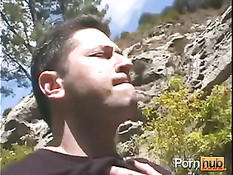 Брюнетка любит делать минет и глотать сперму в окружении цветов