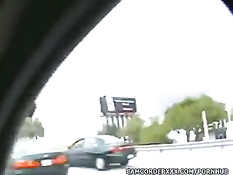 Сидя за рулём автомашины девушка ласкает киску и дрочит мужику