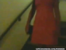 Сидя за рулём автомашины девушка ласкает киску и дрочит мужику