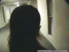 Сидя за рулём автомашины девушка ласкает киску и дрочит мужику