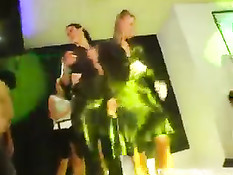 Девки весело танцевали на дискотеке переходящей в групповой трах