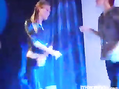 Девки весело танцевали на дискотеке переходящей в групповой трах