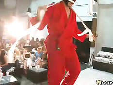 Сотни опьянённых девиц в клубе отсасывают член голому стриптизёру