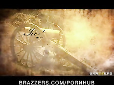 Четыре грудастые девушки по вызову обслуживают своего короля