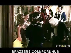 Четыре грудастые девушки по вызову обслуживают своего короля