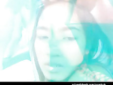 Поставил бабу раком и отодрал сперва во влагалище, а затем в анус