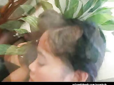 Поставил бабу раком и отодрал сперва во влагалище, а затем в анус