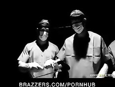 Великолепная брюнетка мечтает о жёстком сексе с группой мужчин