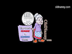 В ожидании молодой любовницы дама в кровати трахала себя дилдо