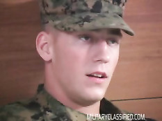 Американский морпех трахается на кровати с молодым бойфрендом