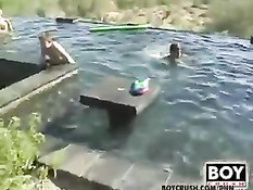 Голубые парни купались в открытом бассейне, а потом вместе ебались