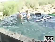 Голубые парни купались в открытом бассейне, а потом вместе ебались