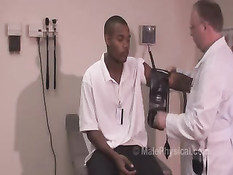 Чёрный парень на приёме у доктора прошёл анальное обследование