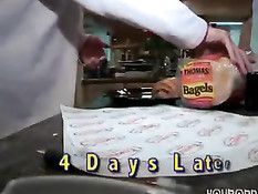 Две голодные девушки вылизали мужику все его интимные отверстия