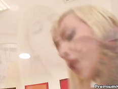 Блондинка с татуировкой Emma Mae подрочила киску и член дружка