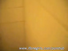 Молодая блондинка зашла с парнем в мужской туалет и отсосала член