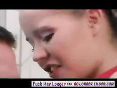 Мужчина встретил в уборной сексуальную шлюху и трахнул её в анус