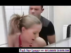 Мужчина встретил в уборной сексуальную шлюху и трахнул её в анус