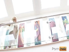 Встретив на лестнице роскошную блондинку парень тут же её отодрал