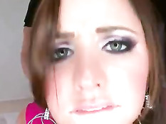 Симпатичная девушка в красном платье облизала мужику член и яйца