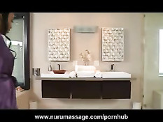 Опытная чёрная красавица Imani Rose делает пареньку нуру массаж