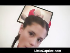 Маленькая дьяволица Caprice мастурбирует на камеру в колготках