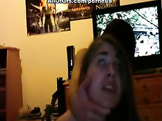 Девка с длинными волосами трахается с бойфрендом перед камерой