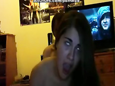 Девка с длинными волосами трахается с бойфрендом перед камерой