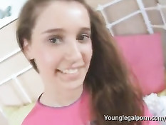 Парень снял с девки трусики и засунул в её соблазнительную вагину