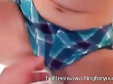 Длинноволосая молодая брюнетка ебётся на кровати и сосёт дяде член