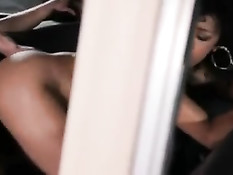 Мулатка в красном белье Misty выебана на заднем сиденье лимузина