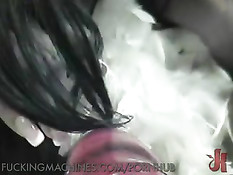 Очень сексуальная чёрная красотка испытывает на себе секс машину