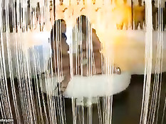 Лесбиянки выпили шампанского и использовали бокалы вместо члена