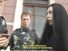 Брюнетку схватили на улице полицейские и жёстко отъебали в участке