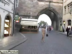 Безбашенная голая девушка шокирует прохожих на чешских улицах