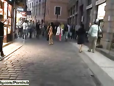 Безбашенная голая девушка шокирует прохожих на чешских улицах