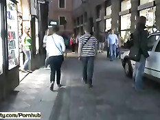 Безбашенная голая девушка шокирует прохожих на чешских улицах