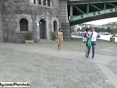 Безбашенная голая девушка шокирует прохожих на чешских улицах