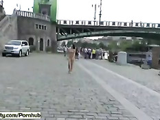 Безбашенная голая девушка шокирует прохожих на чешских улицах