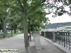 Безбашенная голая девушка шокирует прохожих на чешских улицах