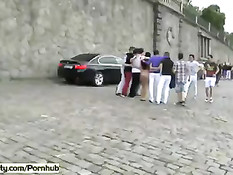 Безбашенная голая девушка шокирует прохожих на чешских улицах