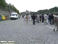 Безбашенная голая девушка шокирует прохожих на чешских улицах