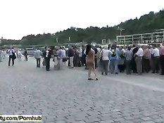 Безбашенная голая девушка шокирует прохожих на чешских улицах