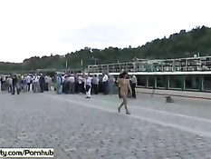 Безбашенная голая девушка шокирует прохожих на чешских улицах