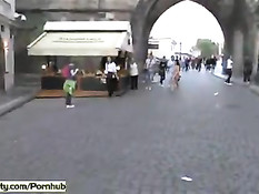 Безбашенная голая девушка шокирует прохожих на чешских улицах